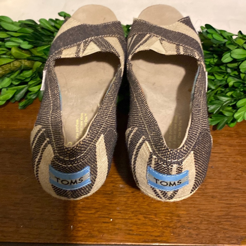 Tom’s size 6.5 sandals wedge